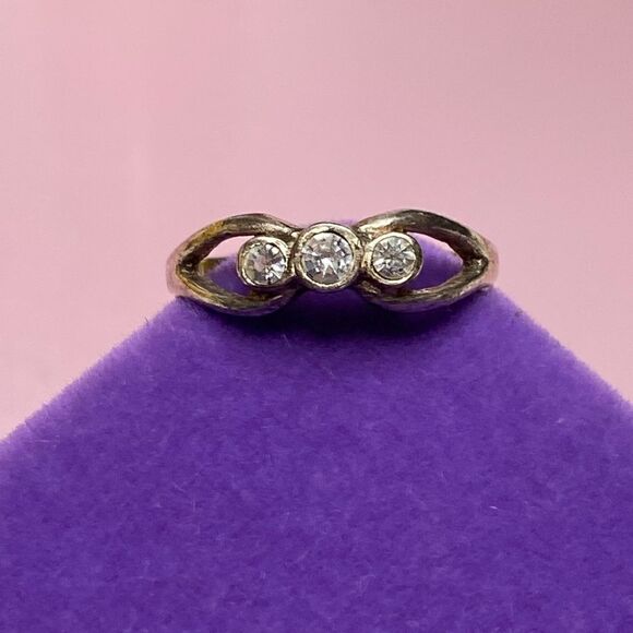 💛 Vintage 925 Triple CZ Pinky Ring - Picture 1 of 6